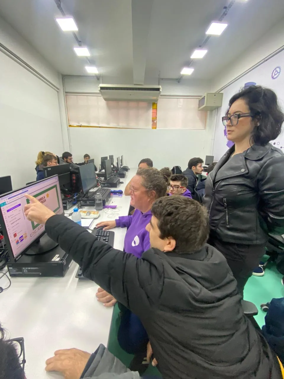 Participantes do Trabalho & Vida em aula no laboratório de informática.